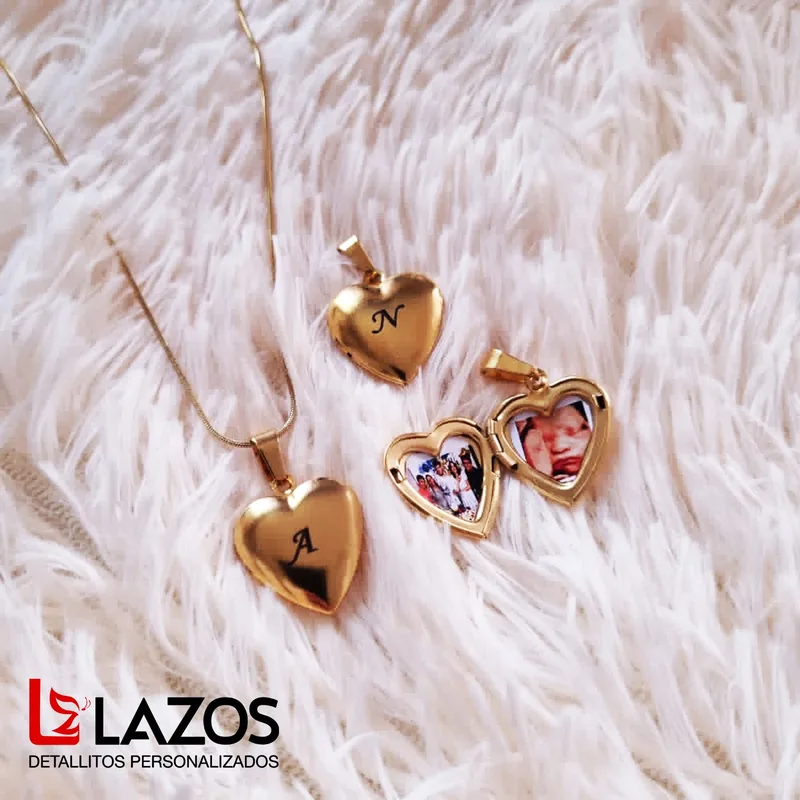 Tres relicarios corazón dorados personalizados