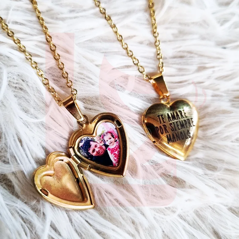 Dos relicarios corazón dorados, uno con fotografía familiar