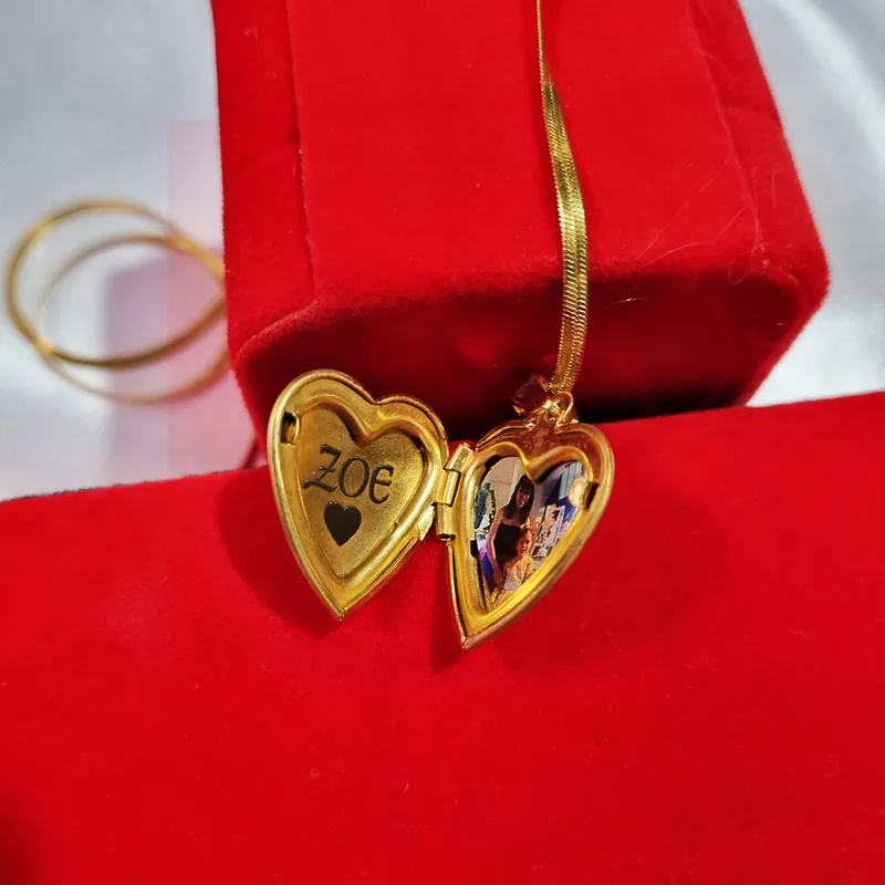 Relicario corazón dorado abierto con nombre y fotografía