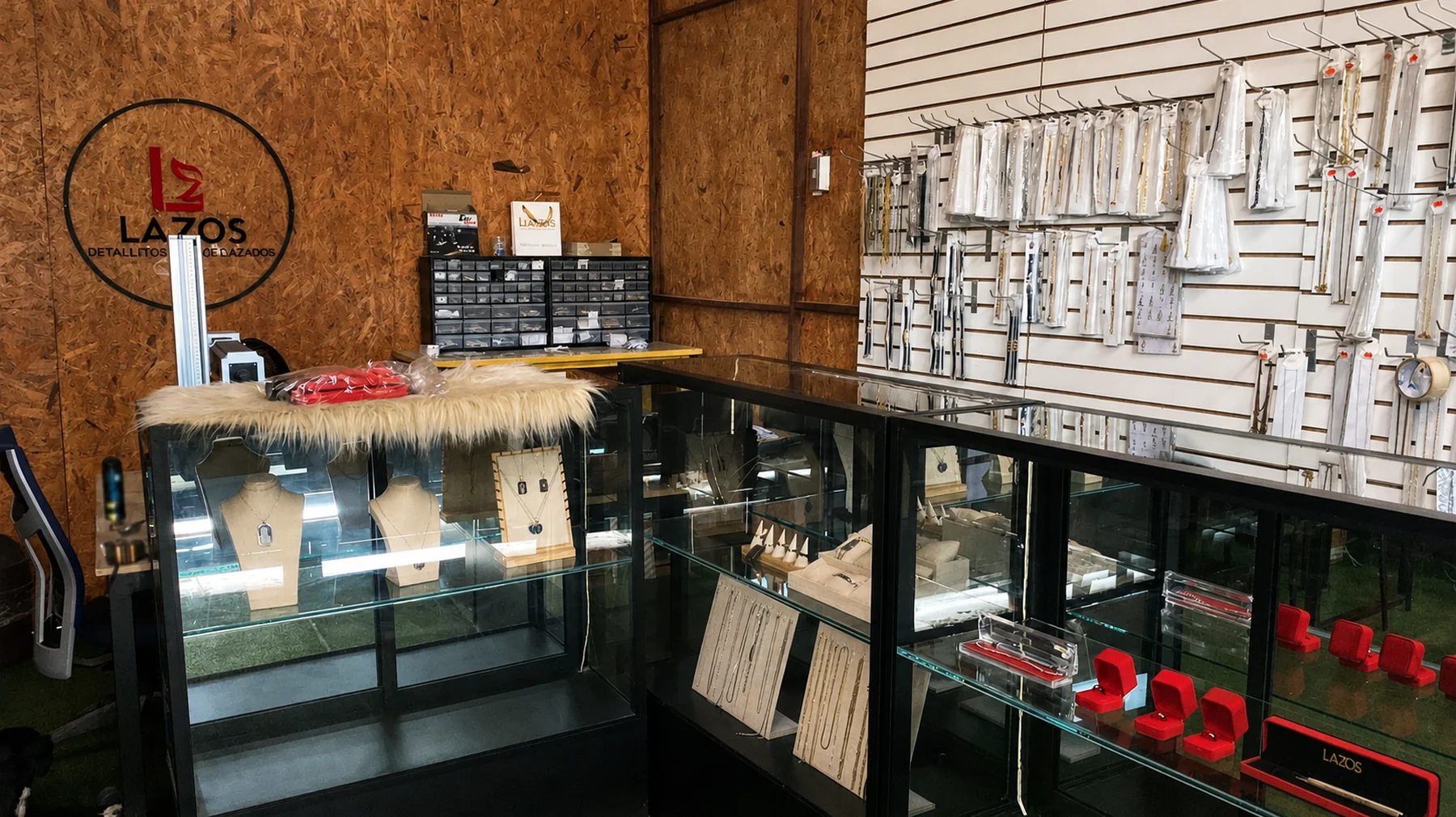 Interior real de la tienda LAZOS en Puente Piedra con vitrinas y joyería personalizada